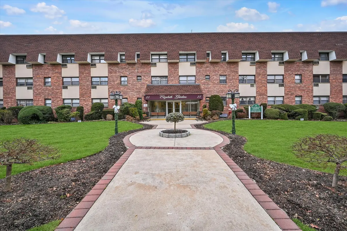 25 Elizabeth Street #2F, Farmingdale, NY 11735 - Image #1