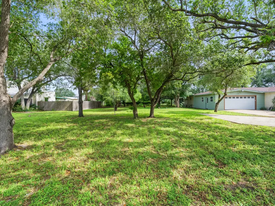 1218 W Richard Avenue, Kingsville, TX 78363 - #2