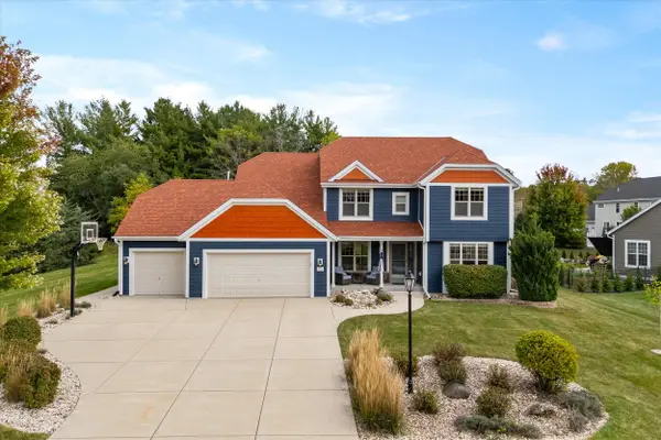 W273N2420 Arlington Ct, Pewaukee, WI 53072