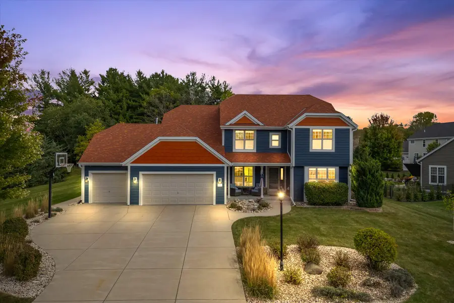 W273N2420 Arlington Ct, Pewaukee, WI 53072 - #2