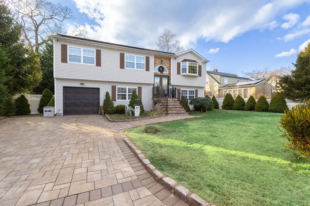 25 Fordham Place, Bay Shore, NY 11706 - Image #1