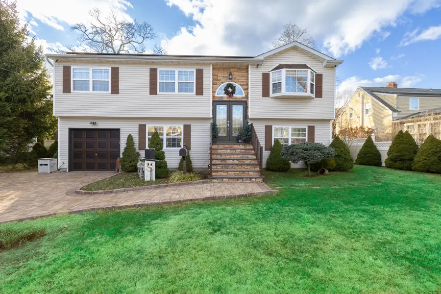 25 Fordham Place, Bay Shore, NY 11706 - Image #2