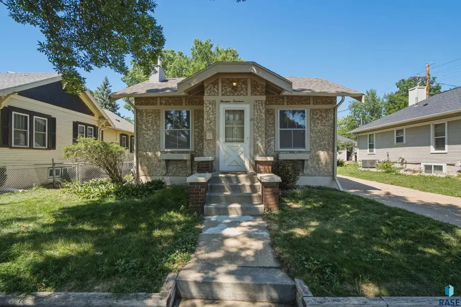 1314 W 10th St, Sioux Falls, SD 57104 - #2