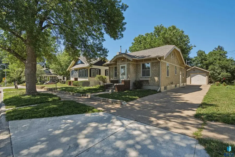 1314 W 10th St, Sioux Falls, SD 57104 - #3