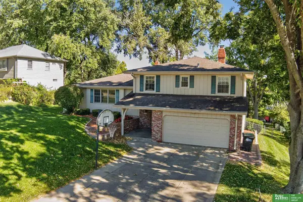 827 S 121st Street, Omaha, NE 68154