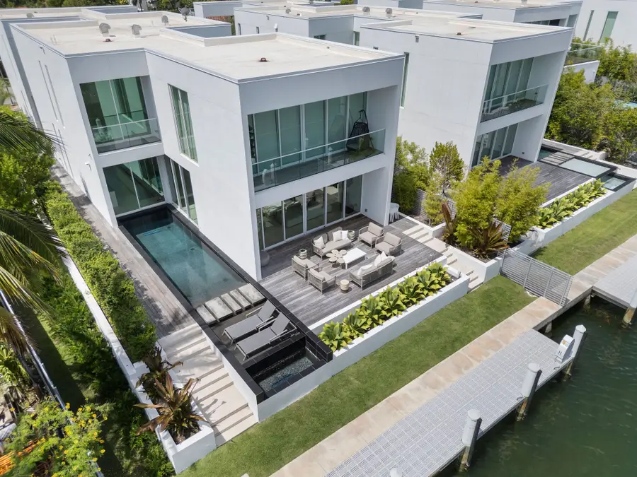 1011 W 48th St #8, Miami Beach, FL 33140 - #2