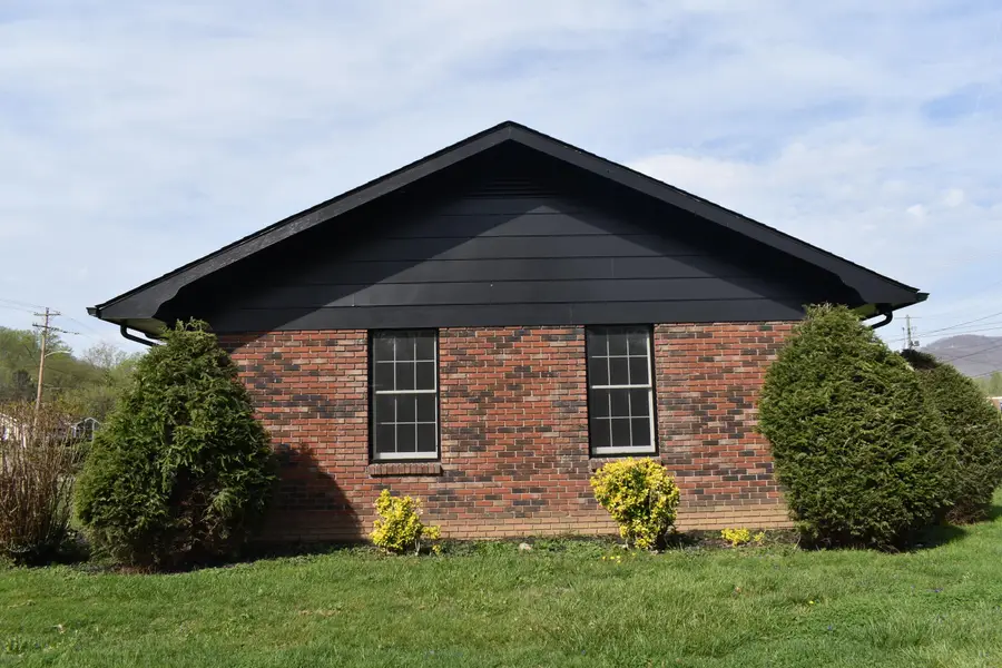 3306 W Cumberland Ave, Middlesboro, KY 40965 - #3