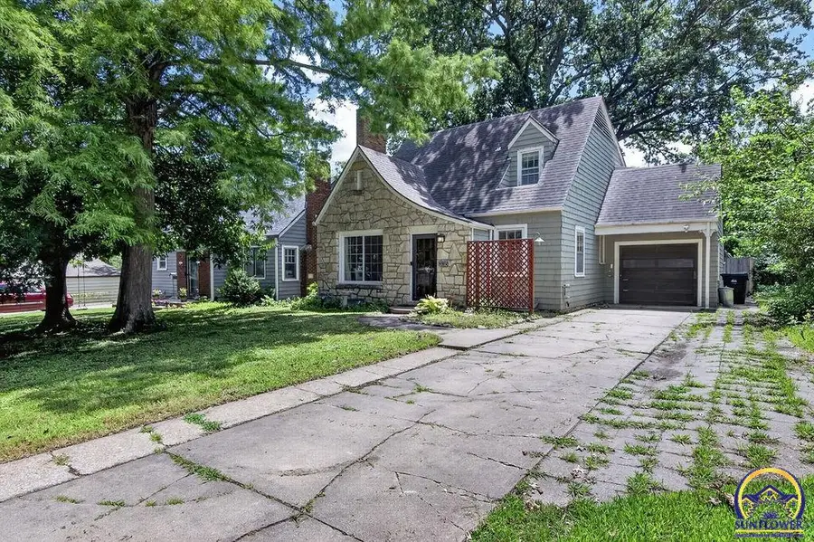 3115 SW 11th St, Topeka, KS 66604 - #2