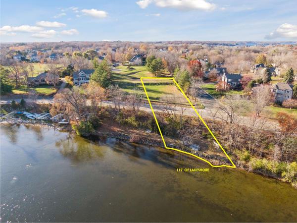 3930 Stratford Lane, Chanhassen, MN 55331