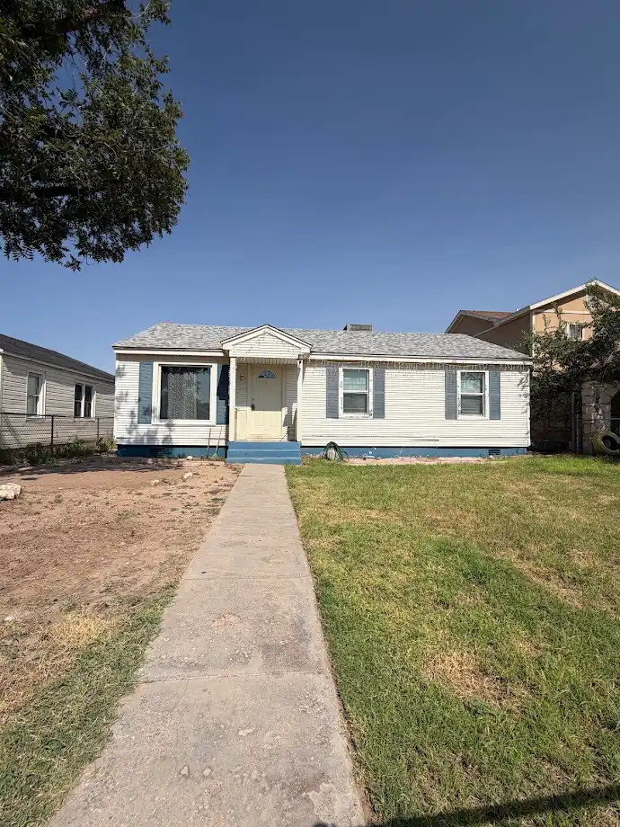 604 N Lake St, Carlsbad, NM 88220 - #1