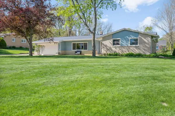 16500 Willow Ridge Ln, Brookfield, WI 53005