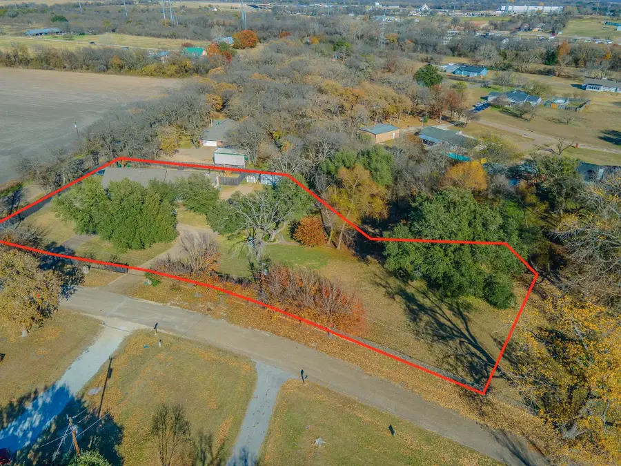 100 Spring Oak Street, Lacy Lakeview, TX 76705 - Image #2