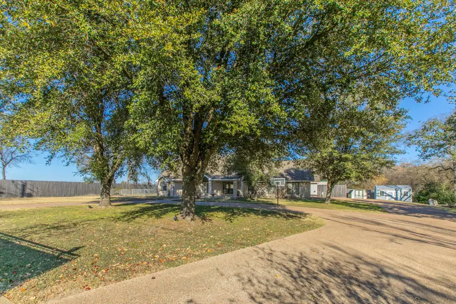 100 Spring Oak Street, Lacy Lakeview, TX 76705 - Image #3