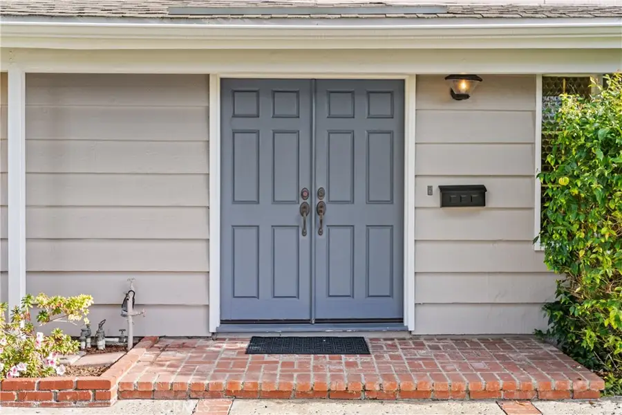 17942 Caledonia Circle, Huntington Beach, CA 92647 - Image #3