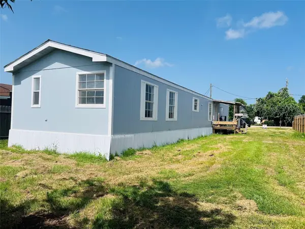 2525 Oyster Creek Bend, Oyster Creek, TX 77541