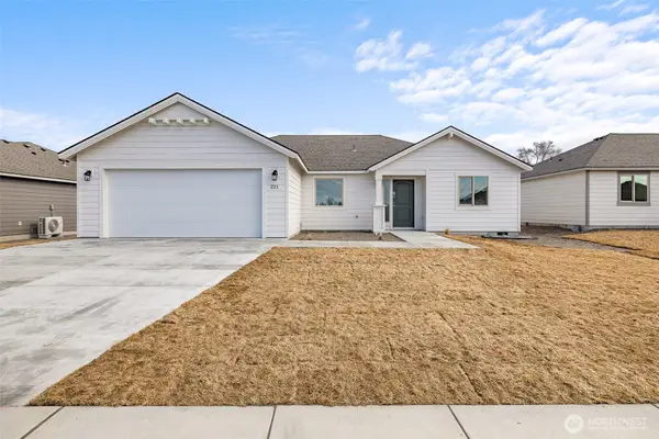 221 Lessor Loop, Moses Lake, WA 98837