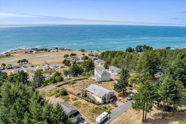 26 Du Lard Road, Shelter Cove, CA 95589