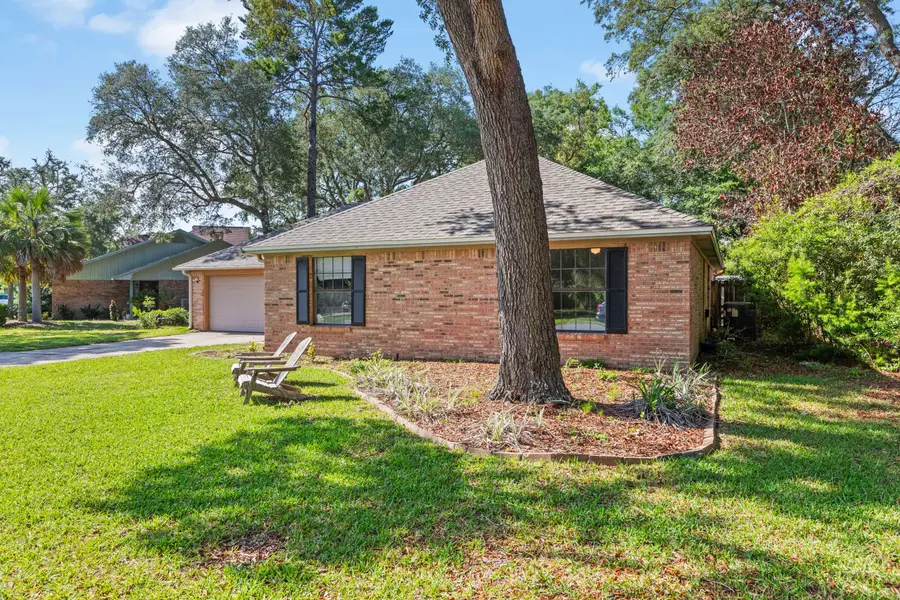 207 Oakwood Circle, Niceville, FL 32578 - Image #2
