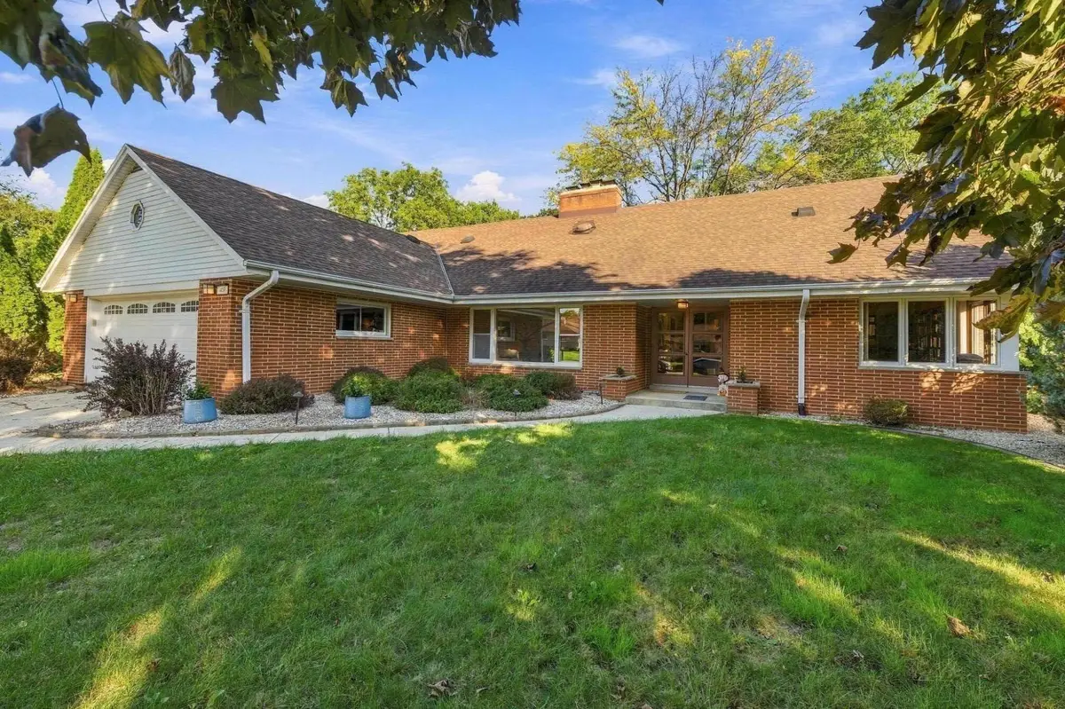 409 Parkway Dr, South Milwaukee, WI 53172 - #1