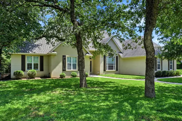 102 Manders Court, Runaway Bay, TX 76426