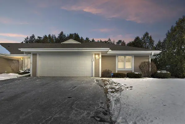 7508 W Mequon Square Dr, Mequon, WI 53092