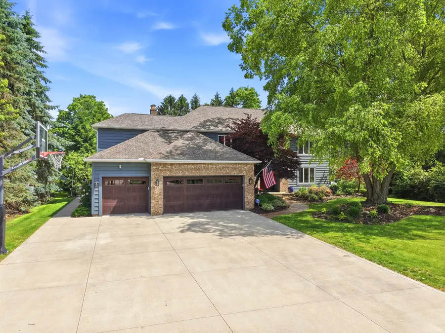5743 Williamsburg Drive, Highland Heights, OH 44143 - #2