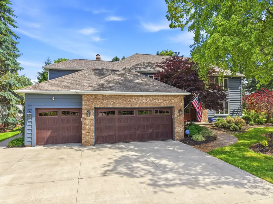 5743 Williamsburg Drive, Highland Heights, OH 44143 - #3