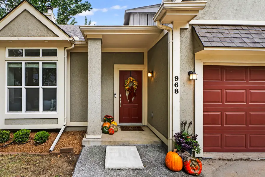 968 E Cavendish Trail, Olathe, KS 66061 - Image #2