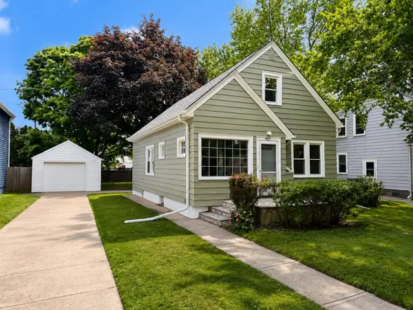 4937 N Hollywood Ave, Whitefish Bay, WI 53217
