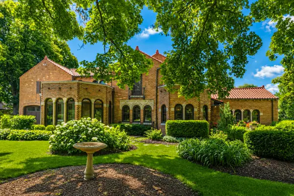6150 Washington Cir, Wauwatosa, WI 53213