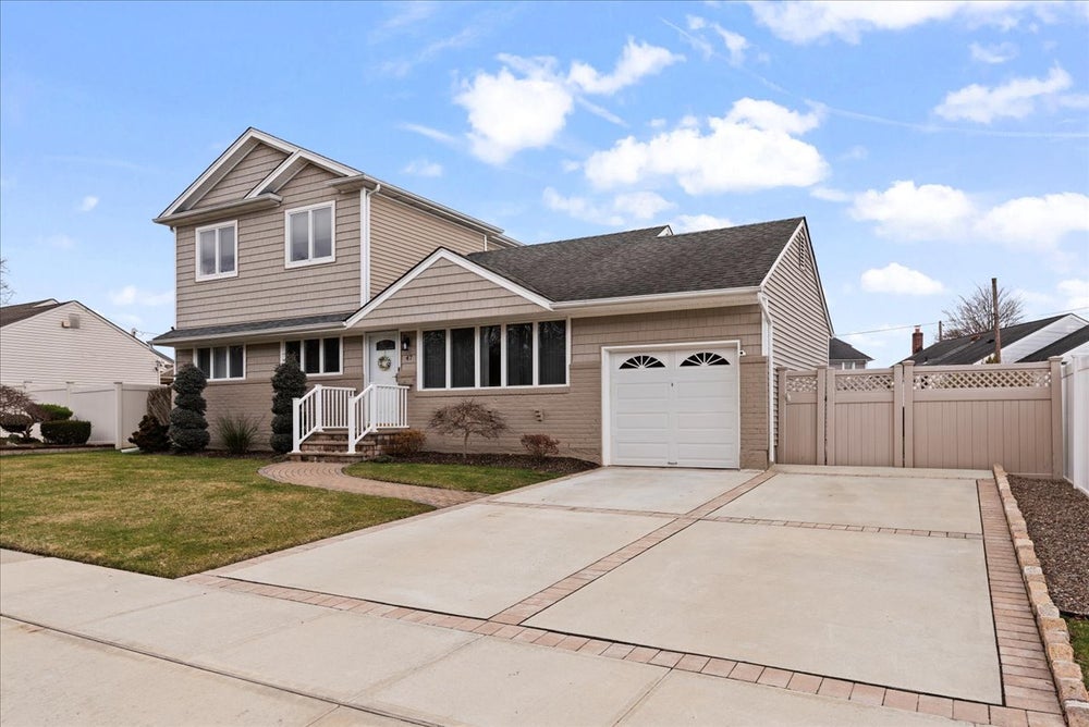 47 Colonial Road, Old Bethpage, NY 11804 BHGRE