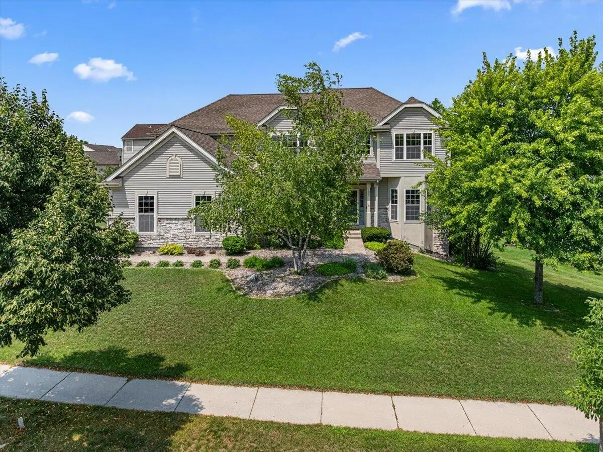 700 Creekwood Dr, West Bend, WI 53095 - #1