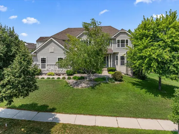 700 Creekwood Dr, West Bend, WI 53095