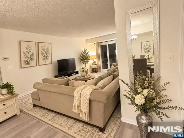 1 Iron Forge Sq #20, Pompton Lakes Boro, NJ 07442