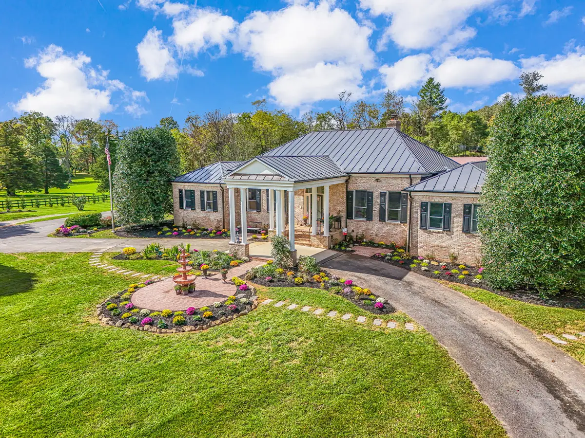 23333 Four Chimneys Ln, Middleburg, VA 20117 - #1