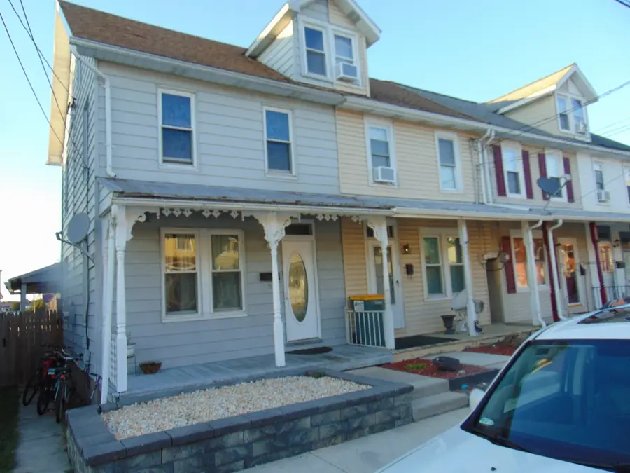 21 W Smith St, Topton, PA 19562 - #2
