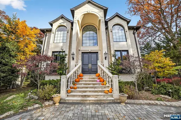 1096 Briar Way, Fort Lee Boro, NJ 07024