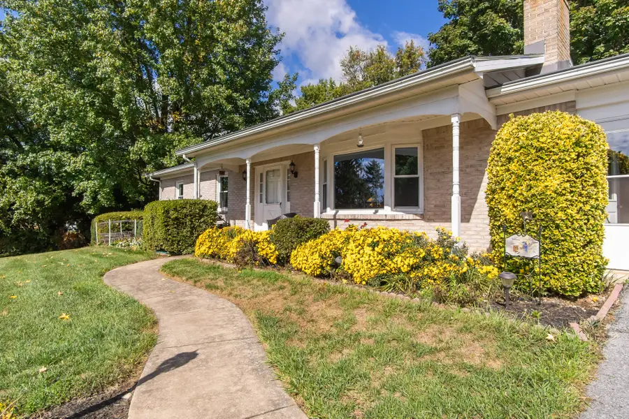 8 Brightwood Dr, Hagerstown, MD 21740 - Image #2