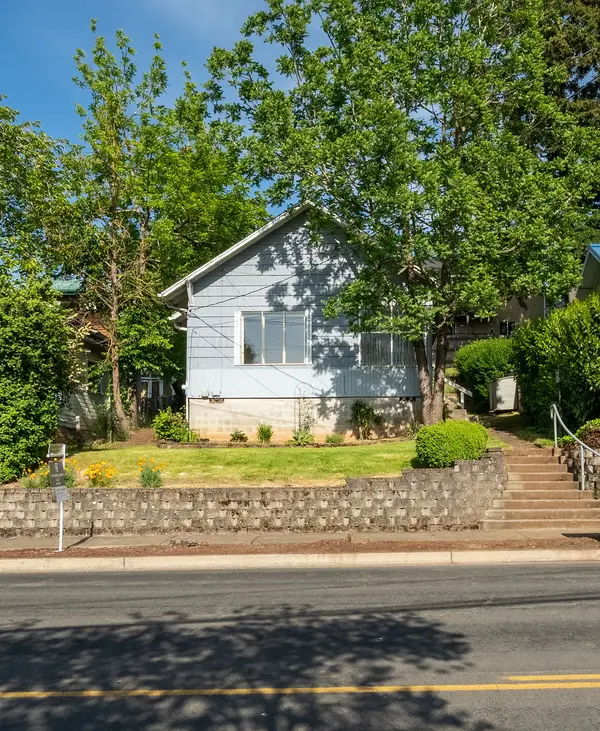 724 N Main St, Brownsville, OR 97327