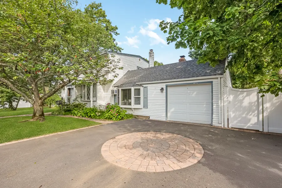 525 Beech Street, North Babylon, NY 11703 - #2