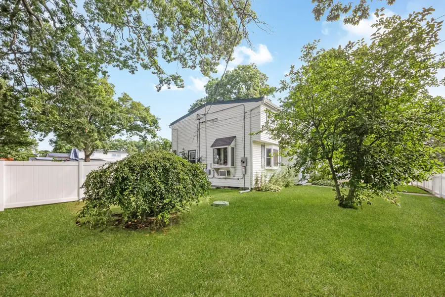 525 Beech Street, North Babylon, NY 11703 - #3