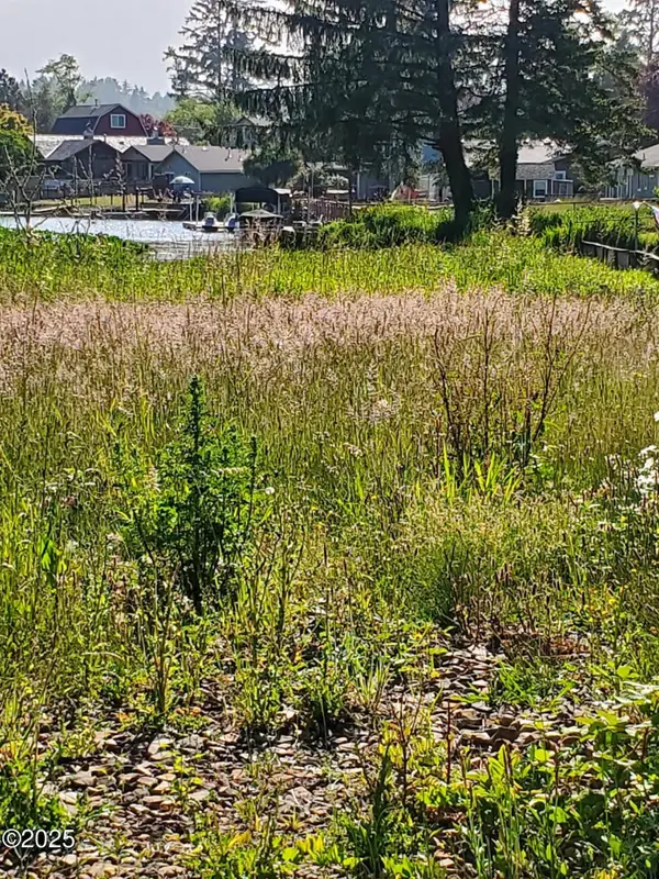 1508 1509 NE East Devils Lk Rd, LincolnCity, OR 97367