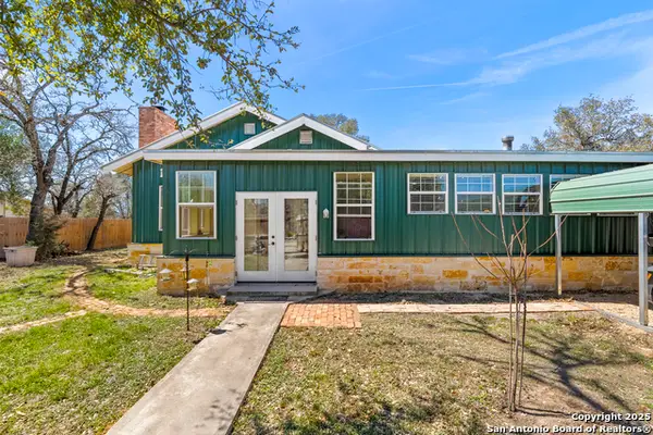 541 Robindale, Bandera, TX 78003