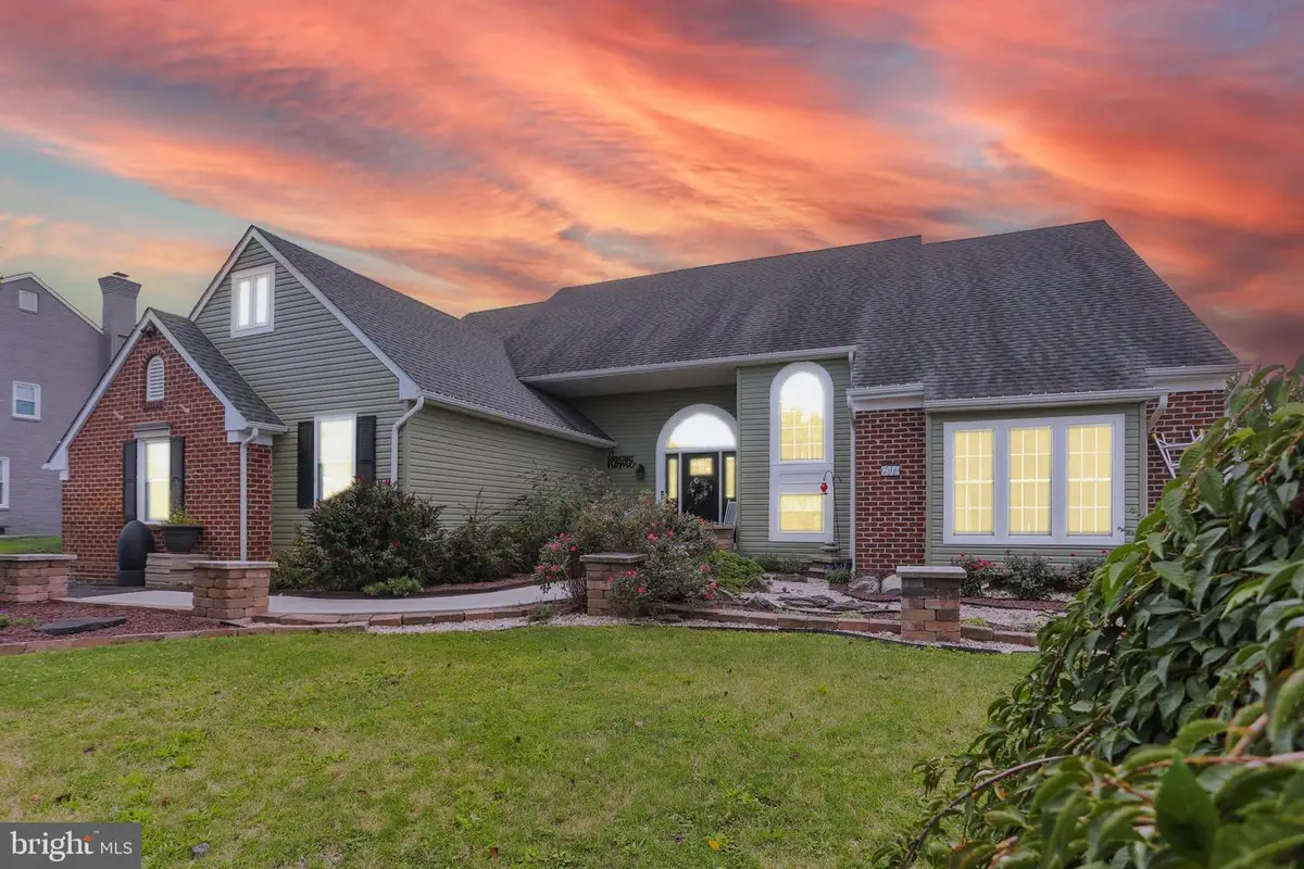 206 Fairview Dr, Hanover, PA 17331 - #1