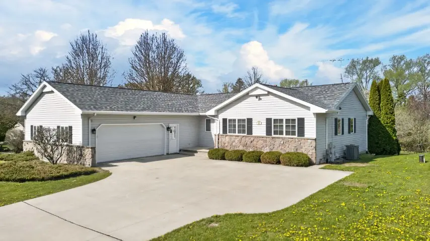 914 Hawthorne Dr, Howards Grove, WI 53083 - #1