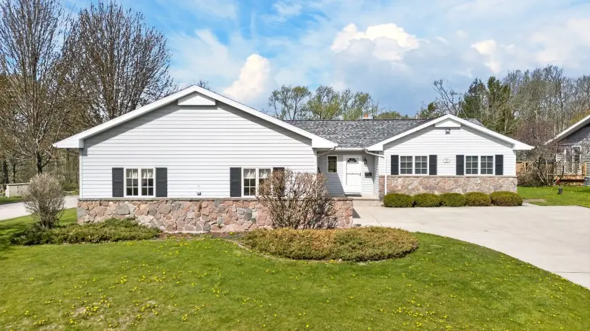 914 Hawthorne Dr, Howards Grove, WI 53083 - #3