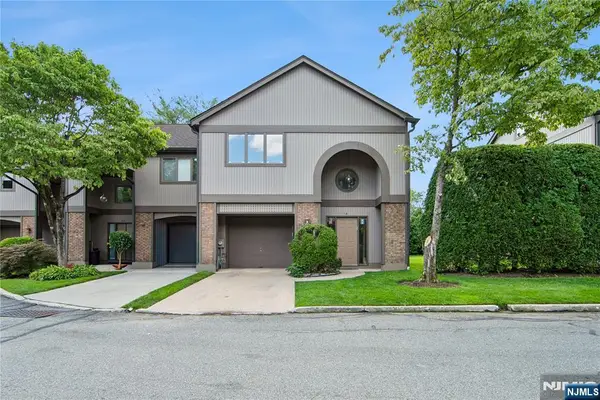 18 Maltese Dr, Fair Lawn Boro, NJ 07410