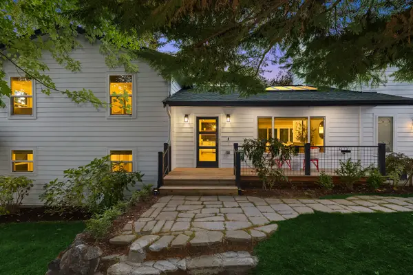 689 Pierce Court Nw, Bainbridge Island, WA 98110