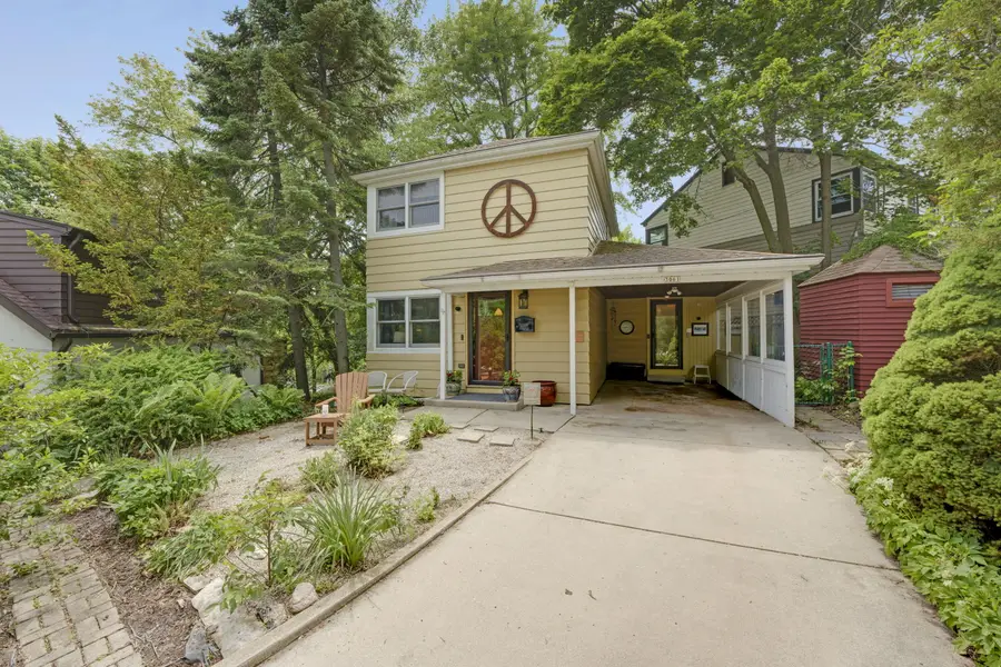 3061 N Gordon Cir, Milwaukee, WI 53212 - #2