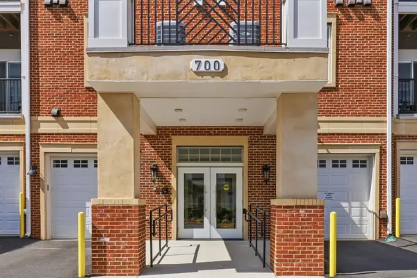 700 Mount Airy Ter Ne #301, LEESBURG, VA 20176